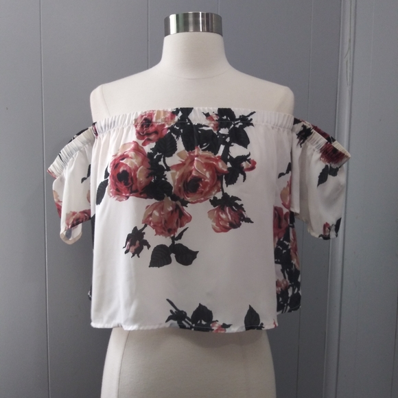 Fashion Nova Tops - 5/25 Fashion Nova Off the Shoulder Floral Crop Top
